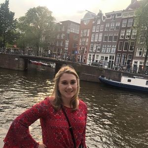 Meet your Posher, Larissa